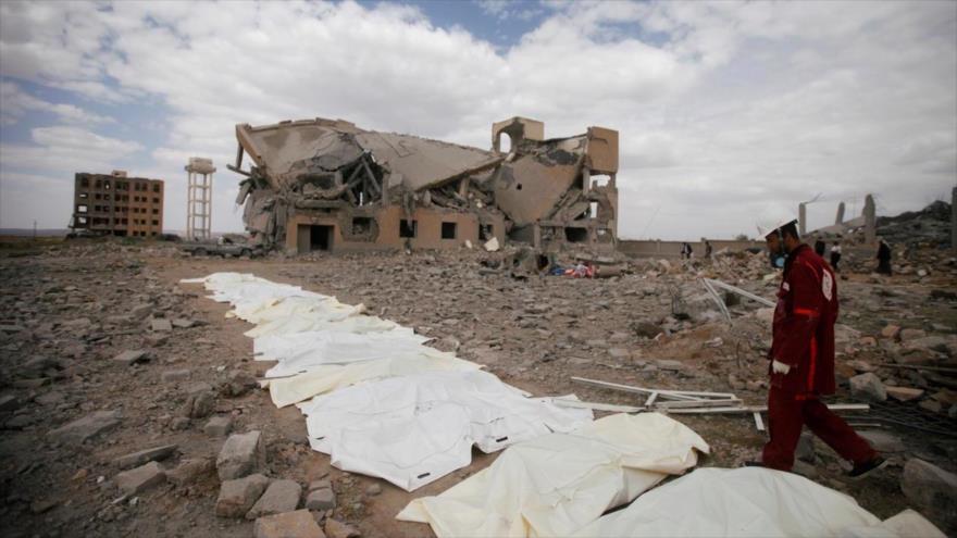 Cuerpos recuperados de los escombros de un edificio destruido por un ataque aéreo saudí en Yemen.