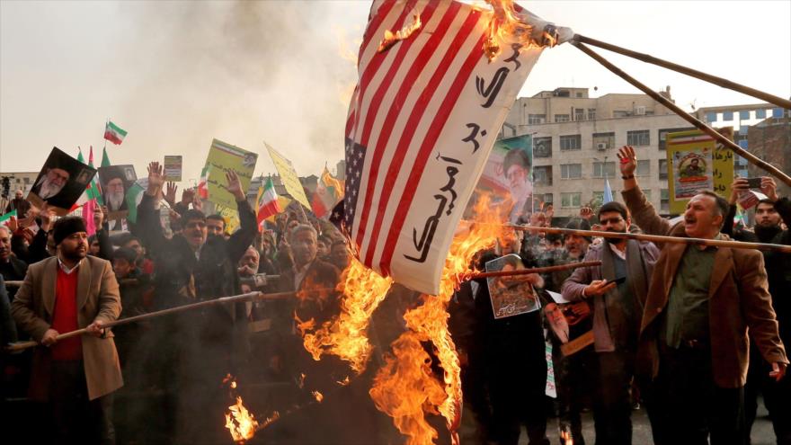 Manifestantes iraníes queman banderas de EE.UU. en Teherán, la capital, 25 de noviembre de 2019. (Foto: AFP)