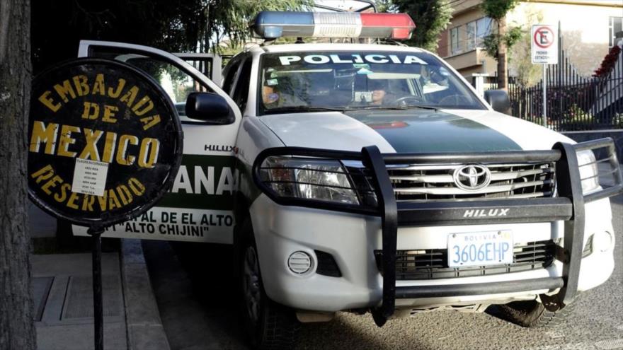 Una patrulla de la Policía boliviana custodia la entrada de la sede de la embajada de México en La Paz (capital de Bolivia).
