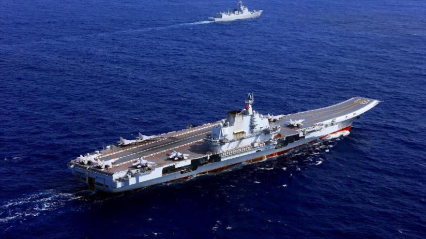El primer portaviones de fabricación nacional de China, denominado Shandong, realiza maniobras en las aguas del mar del Sur de China.
