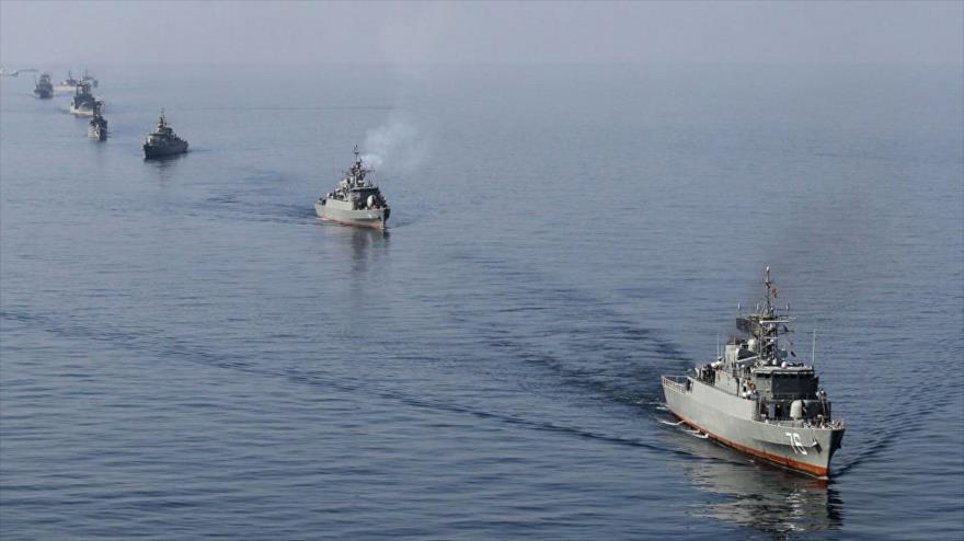 Un grupo naval compuesto por varios buques militares durante un ejercicio en el estrecho de Ormuz, en el Golfo Pérsico.
