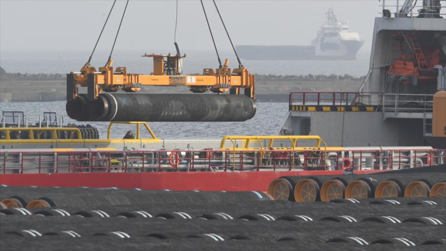 Tubos para la construcción del gasoducto Nord Stream 2 se están cargando en un barco en el noreste de Alemania, 12 de diciembre de 2019. (Foto: AFP)