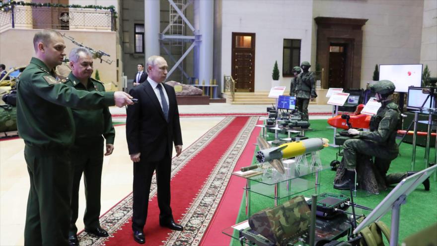El presidente ruso, Vladimir Putin (dcha.), y su ministro de Defensa, Serguéi Shoigu (centro), en Moscú, 24 de diciembre de 2019. (Foto: AFP)