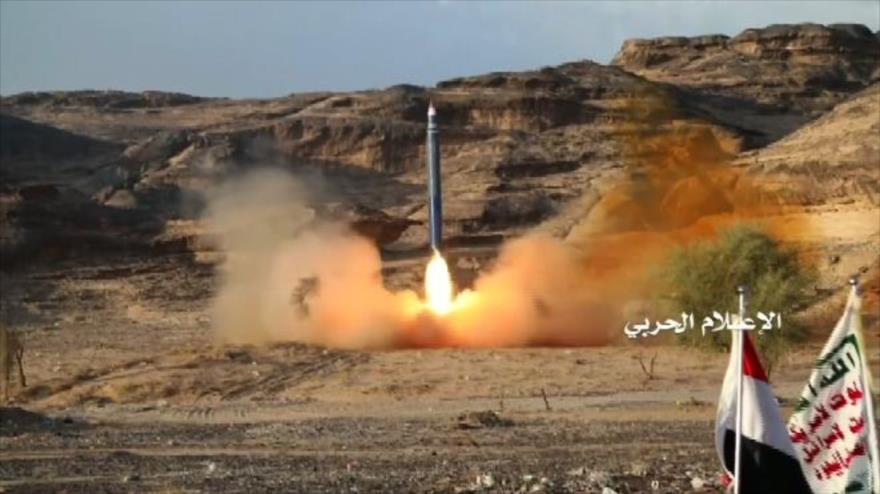 Fuerzas yemeníes lanzan un misil balístico contra Arabia Saudí.
