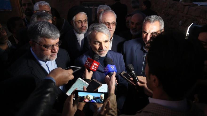 El vicepresidente iraní, Mohammad Baqer Nobajt, habla con los periodistas en un acto oficial en la provincia de Jorasan del Sur, 27 de diciembre de 2019.