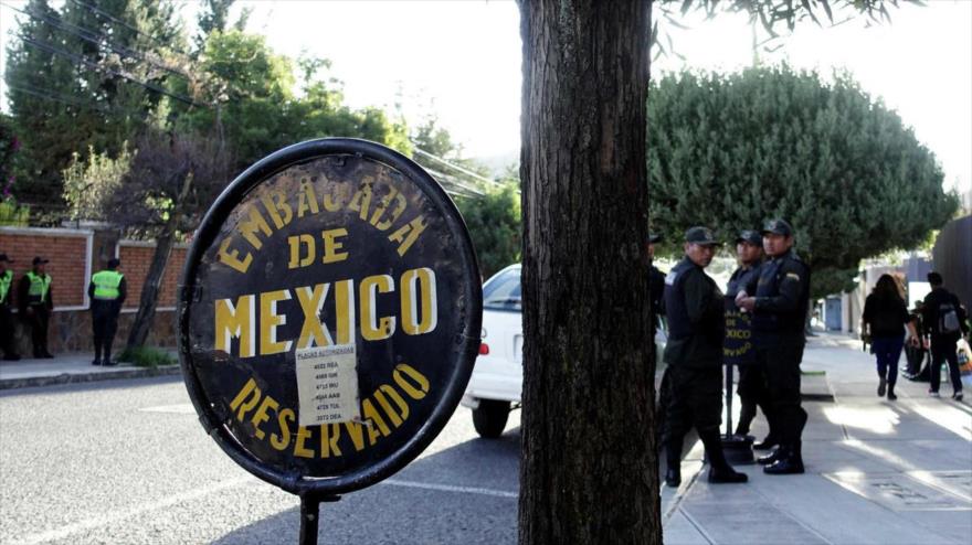 Oficiales de policía del gobierno de facto de Bolivia se ubican en la entrada de la embajada de México en La Paz, 24 de diciembre de 2019. (Foto: Reuters)