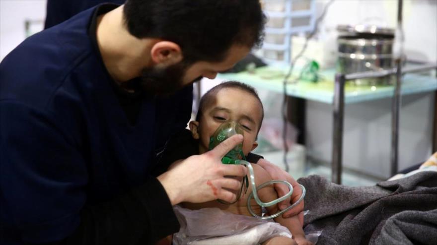 Un hombre junto a su hijo en un hospital en la ciudad siria de Duma, Guta Oriental, 25 de febrero de 2018. (Foto: Reuters)