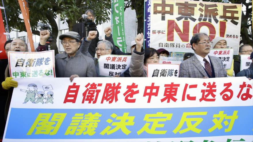 Ciudadanos japoneses se manifiestan contra el plan de su gobierno para enviar fuerzas al Oriente Medio, Tokio (la capital), 27 de diciembre de 2019.