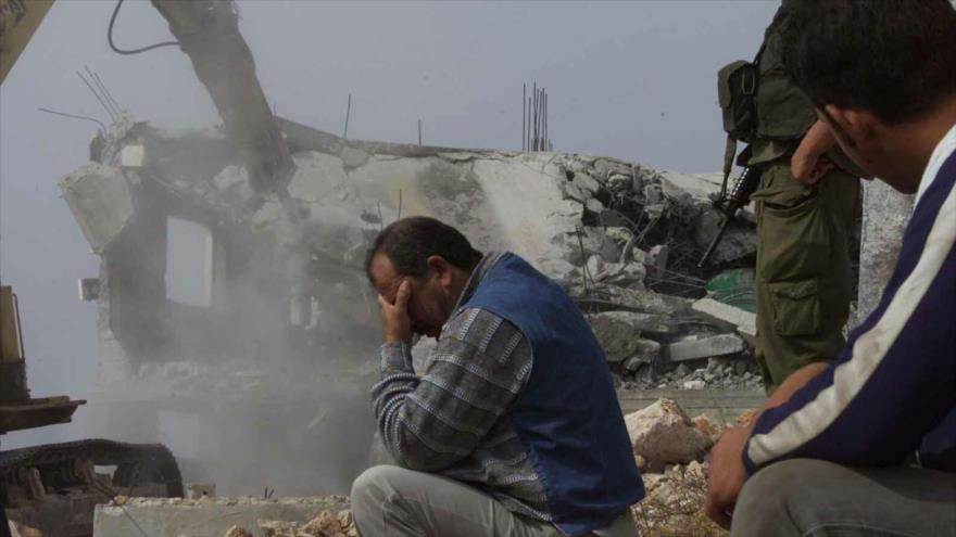 Autoridades israelíes destruyen una casa palestina en la ocupada Cisjordania.