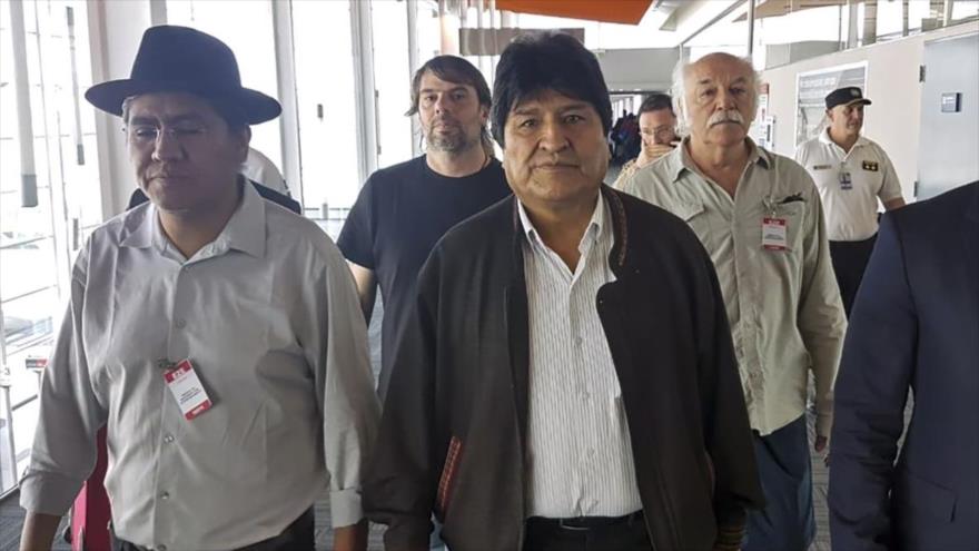 El depuesto presidente boliviano, Evo Morales (C), a su llegada a Argentina bajo el estatus de refugiado, 12 de diciembre de 2019.