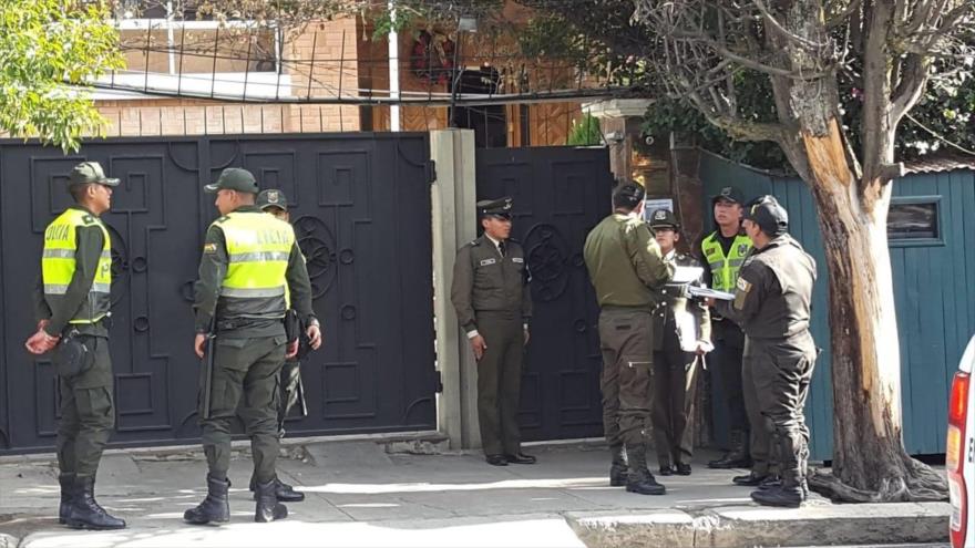 Policías bolivianos vigilan la embajada de México y sus alrededores en La Paz, capital administrativa de Bolivia.