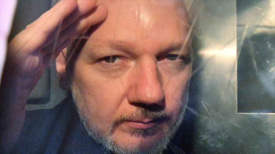 El fundador de WikiLeaks, Julian Assange, hace un gesto desde la ventana de una furgoneta de la prisión, Londres, 1 de mayo de 2019. (Foto: AFP)