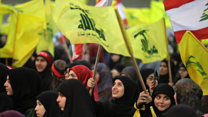 Partidarios del movimiento Hezbolá se reúnen en la capital Beirut en conmemoración de los líderes mártires del partido, 16 de febrero de 2018.