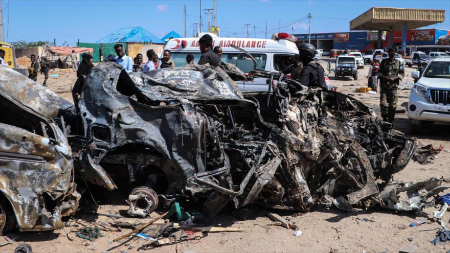 Restos del automóvil destruido en el atentado con coche bomba en Mogadiscio, capital de Somalia, 28 de diciembre de 2019. (Foto: AFP)