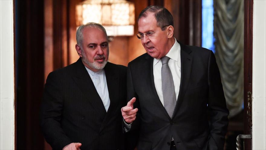 El canciller ruso, Serguéi Lavrov, habla con su par iraní Mohamad Yavad Zarif, en Moscú, capital rusa, 30 de diciembre de 2019. (Foto: AFP)
