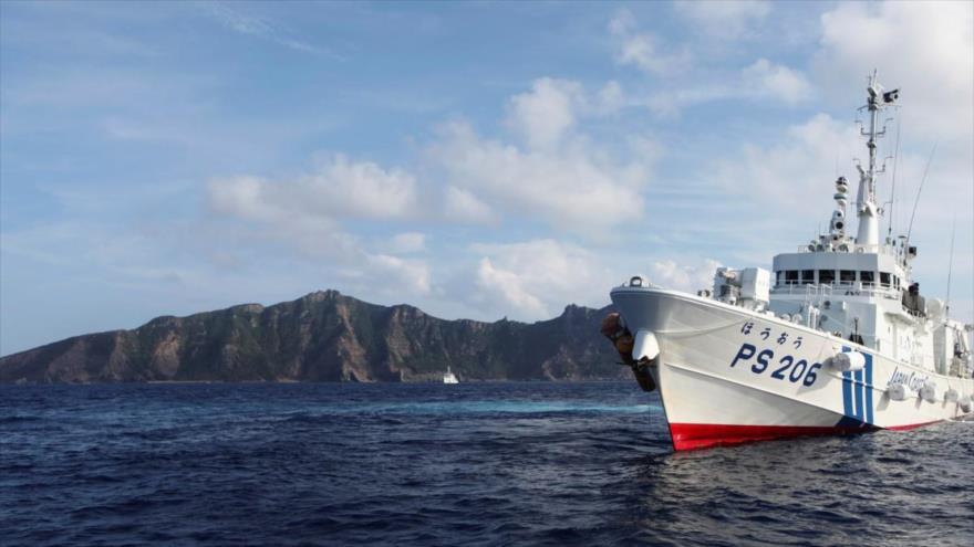 
Un barco de la Guardia Costera de Japón navega frente a una de las islas Senkaku en disputa con China.
