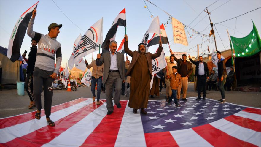 Iraquíes en la ciudad de Nayaf se manifiestan contra ataque de EE.UU. contra Al-Hashad Al-Shabi, 30 de diciembre de 2019. (Foto: AFP)