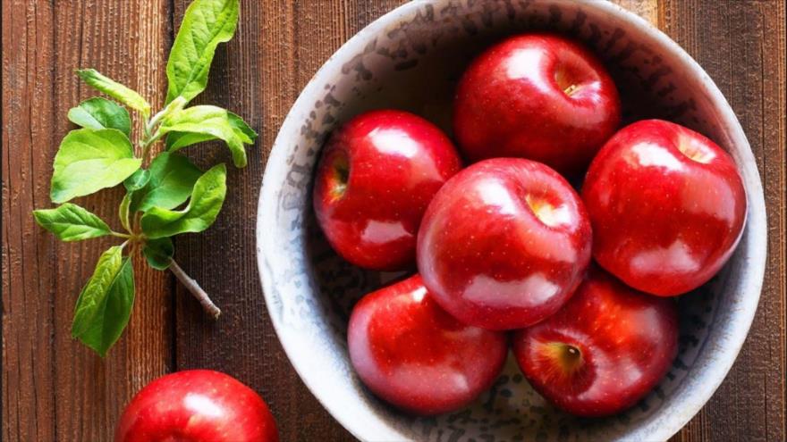 Comer dos manzanas al día puede mantener el colesterol bajo y a combatir el riesgo de enfermedades cardíacas.