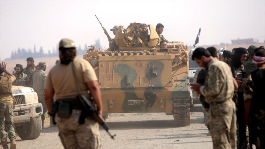 Rebeldes sirios, apoyados por Turquía en una carretera entre Tal Abyad y Kobani, 24 de octubre de 2019. (Foto: AFP)