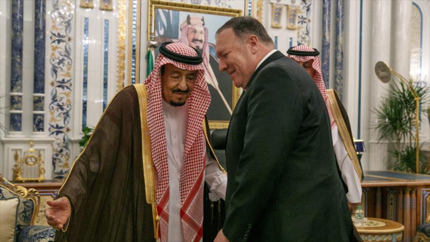 El rey saudí, Salman bin Abdulaziz Al Saud, recibe al secretario de Estado de EE.UU., Mike Pompeo, Yida, 24 de junio de 2019. (Foto: AFP)