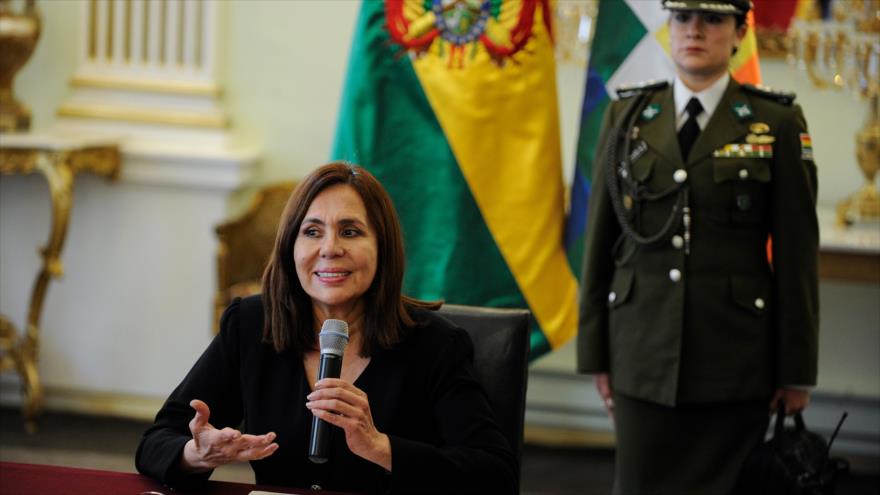 Ministra de Exteriores del gobierno de facto de Bolivia, Karen Longaric, habla en una rueda de prensa en La Paz, 29 de noviembre de 2019. (Foto: AFP)