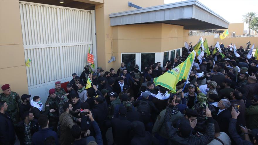 Manifestantes iraquíes congregados ante la entrada de la embajada de EE.UU. en Bagdad, la capital, 31 de diciembre de 2019. (Foto: AFP)