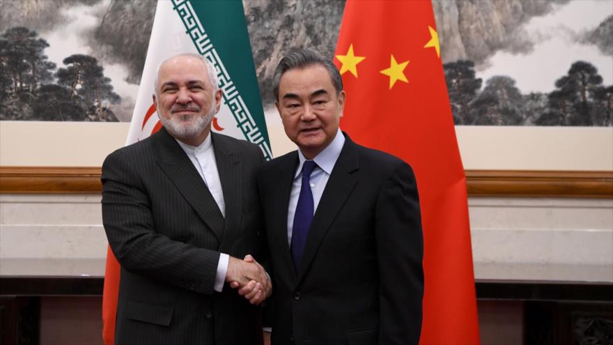 El canciller iraní, Mohamad Yavad Zarif (izq.), y su par chino, Wang Yi, en Pekín, 31 de diciembre de 2019. (Foto: AFP)
