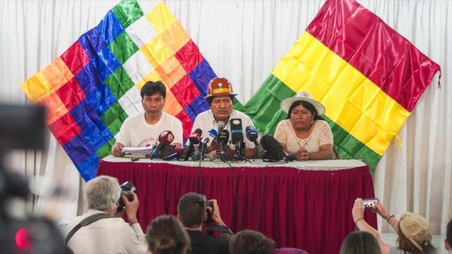 El depuesto presidente boliviano, Evo Morales (C), en una reunión en Buenos Aires, capital argentina, 29 de diciembre de 2019. (Foto: AFP)