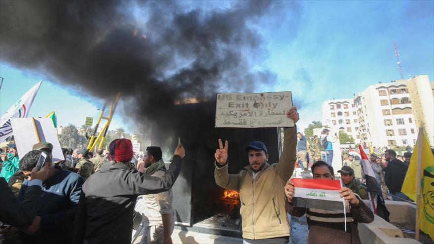 Manifestantes iraquíes se congregan frente a la embajada de EE.UU. en Bagdad, la capital, 31 de diciembre de 2019. (Foto: AFP)