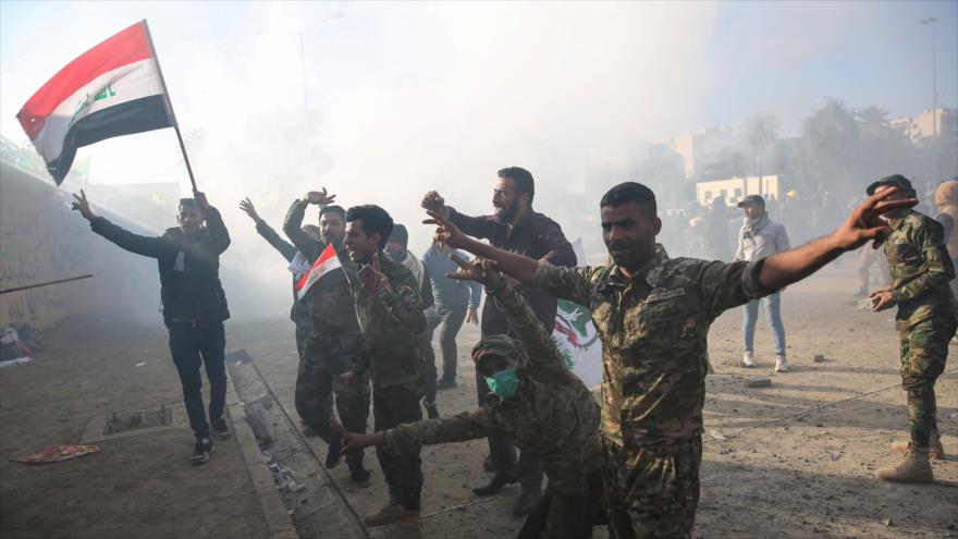 Vídeo: Iraquíes siguen protestando ante embajada de EEUU en Bagdad