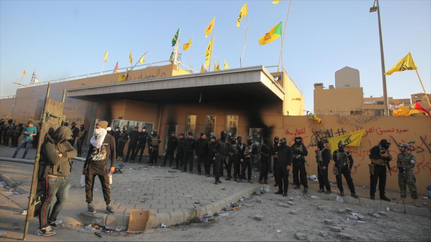 FF.AA. iraquíes hacen guardia en la entrada de la embajada de EE.UU., Bagdad, la capital, tras ser asaltada, 31 de diciembre de 2019. (Foto: AFP)