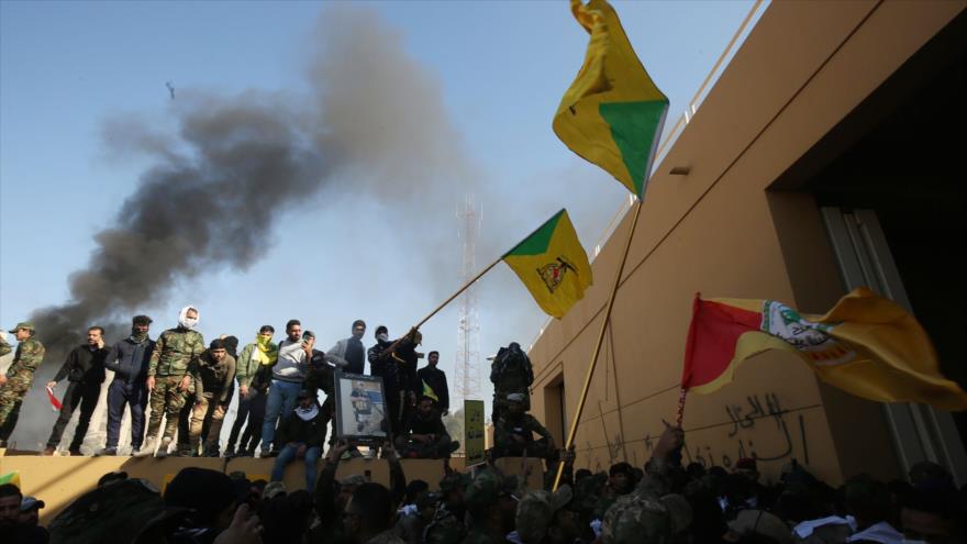 Iraquíes protestan frente a la embajada de EE.UU. en Bagdad, 31 de diciembre de 2019. (Foto: AFP)
