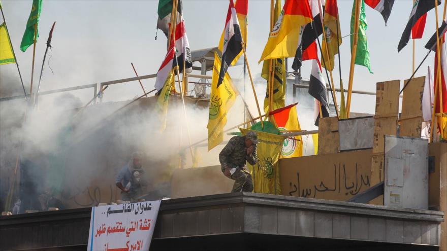 Las fuerzas de EE.UU. usan gases lacrimógenos para dispersar a manifestantes frente a la embajada de EE.UU. en Bagdad, 1 de enero de 2020. (Foto: AFP)