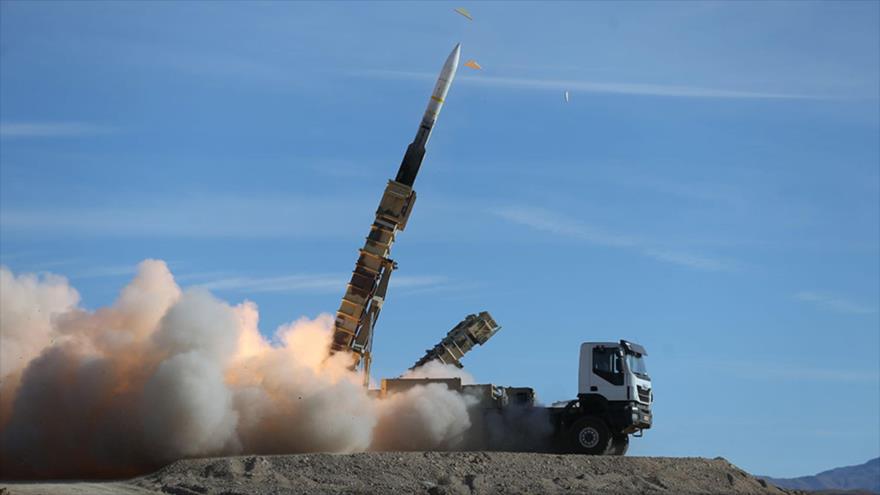 Un misil iraní, Sayad, se dispara desde el sistema de misiles Talash durante un simulacro de defensa aérea en Irán, 5 de noviembre de 2019. (Foto: AFP)