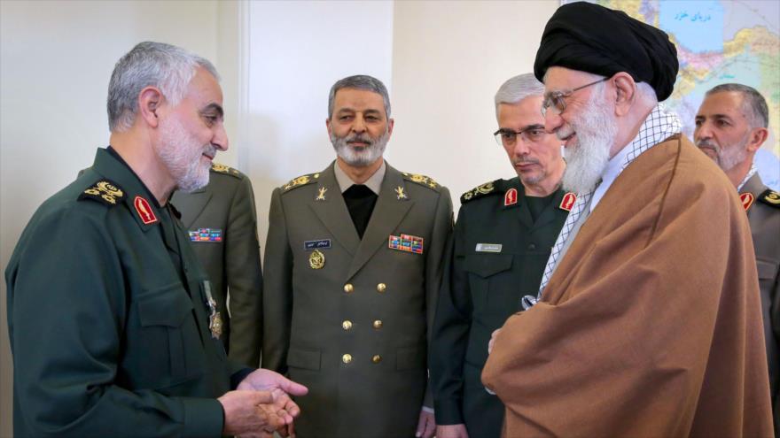 El Líder de la Revolución Islámica de Irán, ayatolá Seyed Ali Jamenei, condecora al general Qasem Soleimani.