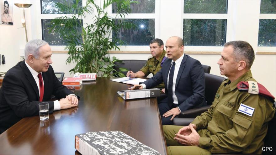 El primer ministro de Israel, Benjamín Netanyahu, (izq.), su ministro de defensa, Naftali Bennett, (centro a dcha.) y el jefe del estado mayor del ejército Israelí, Aviv Kochavi, (dcha.).