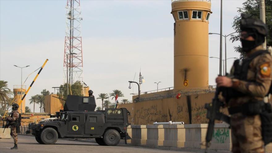 Guardias desplegadas frente a la embajada de EE.UU. en Bagdad tras masivas protestas en la capitalina iraquí, 1 de enero de 2019. (Foto: AFP)