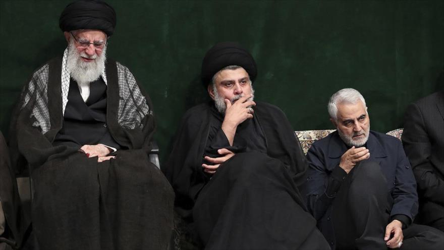 Moqtada Sadr (c), líder del Movimiento Sadr de Irak, junto al general Soleimani (drcha.) y el Líder de Irán en una ceremonia religiosa en Teherán.