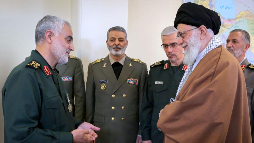 El Líder de la Revolución Islámica de Irán, el ayatolá Seyed Ali Jamenei, (dcha.) y el comandante de las Fuerzas de Quds de Irán, el general Qasem Soleimani (izda.)
