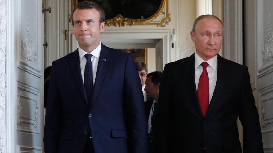 Los presidentes de Rusia y Francia, Vladimir Putin (dcha.) y Emmanuel Macron, respectivamente.