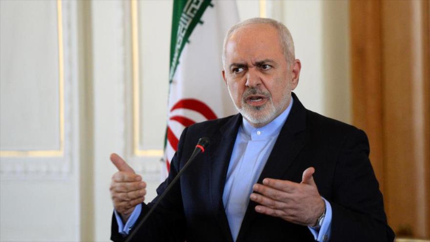 El canciller iraní, Mohamad Yavad Zarif, habla en una rueda de prensa en Teherán, la capital persa.