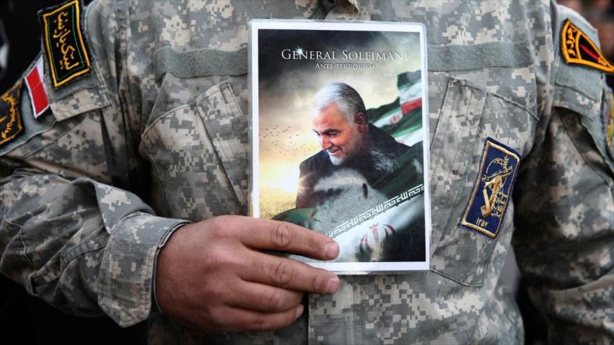 Un militar iraní porta en una movilización nacional la foto del general Qasem Soleimani, comandante de las Fuerzas de Quds del CGRI, 3 de enero de 2020.