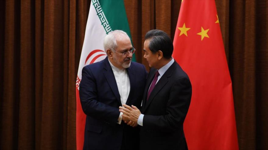 El canciller de China, Wang Yi, (dcha.) y su par iraní, Mohamad Yavad Zarif, Beijing, 17 de mayo de 2019.