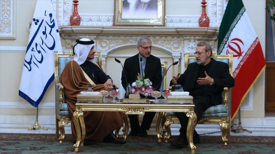 Ali Lariyani (dcha.), presidente de Asamblea de Irán, y el canciller catarí Muhamad bin Abdulrahman Al Thani, en Teherán, 4 de enero de 2020.