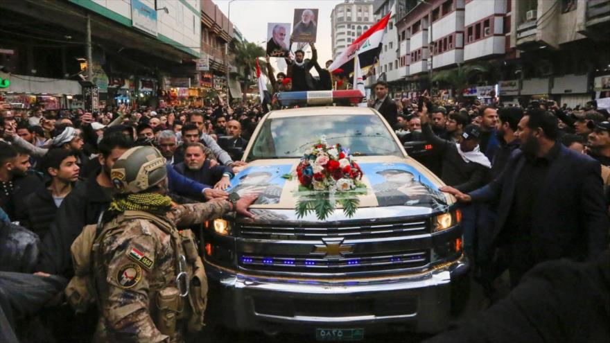 Miles de iraquíes piden venganza en funeral de Soleimani en Nayaf