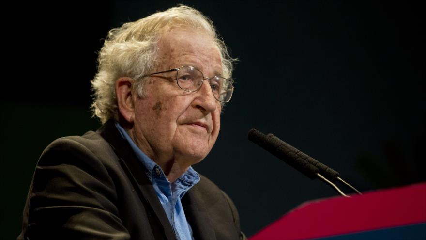 El politólogo estadounidense Noam Chomsky ofrece un discurso en Buenos Aires, Argentina, 12 de marzo de 2015.