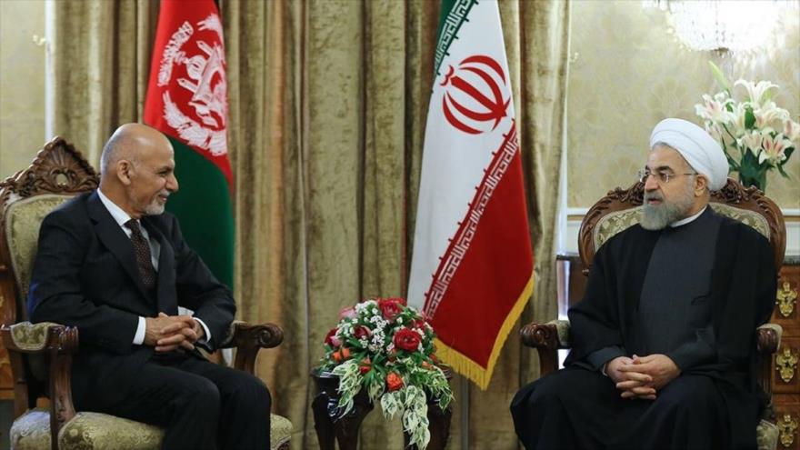 El presidente iraní, Hasan Rohani (dcha.), y su par afgano, Ashraf Qani, en una reunión en Teherán.