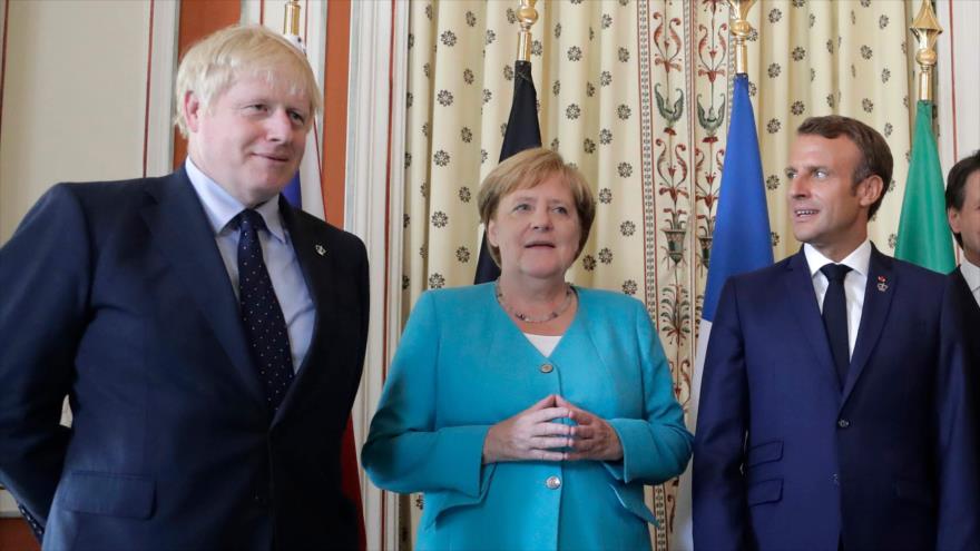 Primer ministro británico Boris Johnson (izq.), la canciller alemana, Angela Merkel, y el presidente francés, Emmanuel Macron, Biarritz, Francia, 24 de agosto de 2019. (Foto: AFP)
