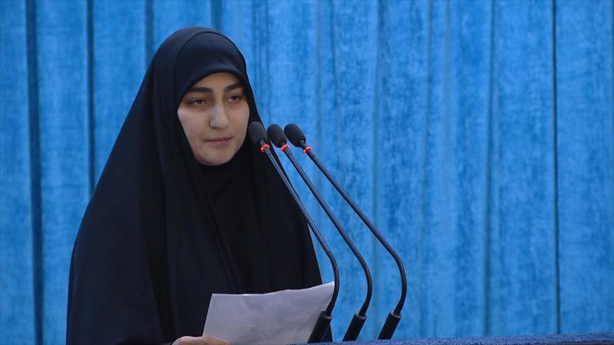 Zeinab Soleimani, hija del teniente general Qasem Soleimani, ofrece un discurso en el cortejo fúnebre de su padre en Teherán, 6 de enero de 2020.