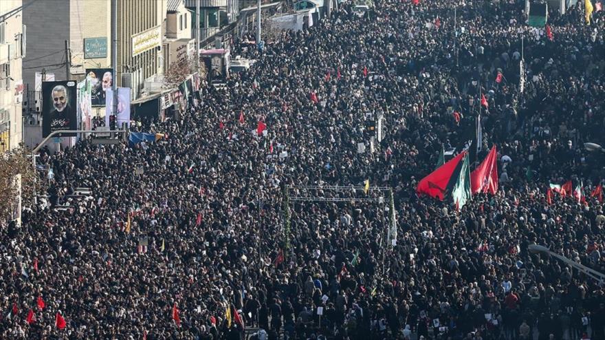 Cientos de miles de iraníes participan en el cortejo fúnebre del general Soleimani y otras víctimas del terrorismo de EE.UU., en Teherán, 6 de enero de 2020. (Foto: FARS)